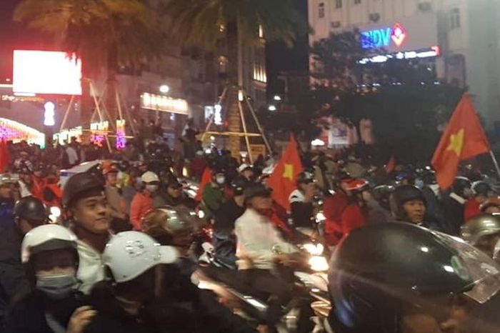 Các tuyến đường trung tâm của TP Huế ken đặc cổ động viên ăn mừng chiến thắng của U22 Việt Nam tại SEA Games 30.