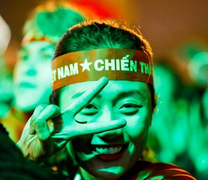 Cùng với chiếc huy chương vàng của bóng đá nữ, thành công của bóng đá nam khiến Việt Nam giờ đây thực sự soán ngôi Thái Lan để trở thành ông vua làng túc cầu Đông Nam Á.