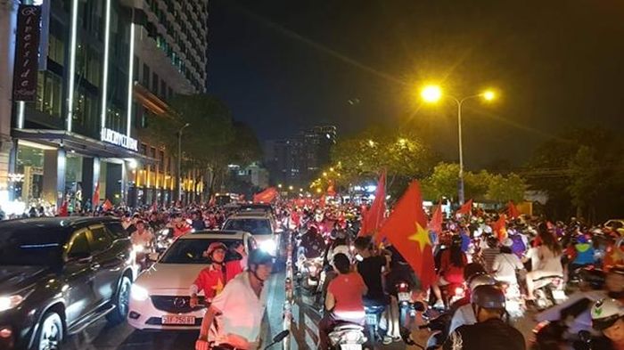Hàng triệu người dân đã xuống đường mừng Việt Nam vô địch