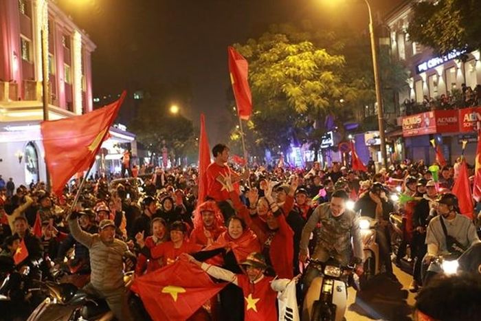 Những CĐV tại Thủ đô cũng như hàng chục triệu đồng bào cả nước đang trong những thời khắc hạnh phúc nhất cùng với chiến thắng của bóng đá nước nhà.