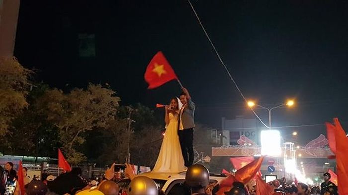 Đôi bạn trẻ trong đêm vui