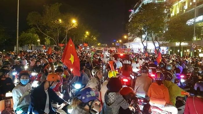 Hàng triệu người dân đỗ dồn về trung tâm thành phố mừng đội tuyển Việt Nam chiến thắng