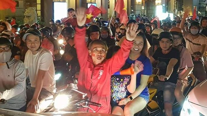 Niềm hân hoan của mọi người với đội tuyển Việt Nam