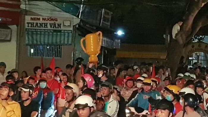 Người dân Cần Thơ mang cup ăn mừng.
