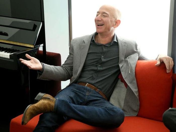 Theo Forbes, hiện Jeff Bezos sở hữu khối tài sản trị giá 109 tỷ USD, đến chủ yếu từ cổ phiếu của Amazon. Tại công ty, mức lương hàng năm của Bezos gần 82.000 USD. Ảnh: Getty.