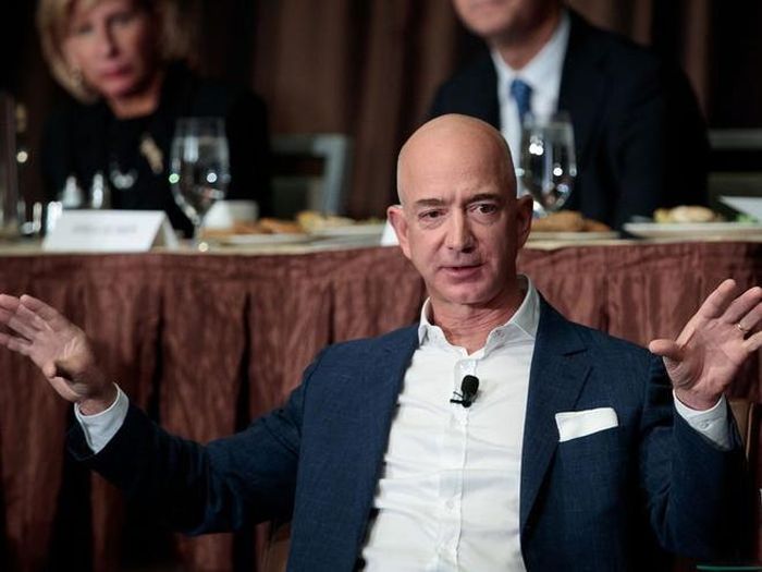 Tỷ phú Bezos giàu đến nỗi việc ông chi 1,1 triệu USD cũng chỉ như một người Mỹ trung bình tiêu 1 USD. Ảnh: Getty.