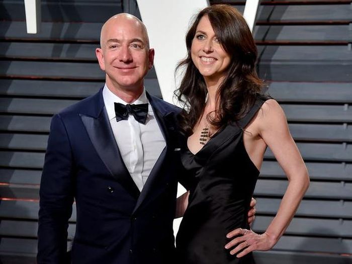 Sau khi chia cho vợ cũ 25% số cổ phiếu Amazon mà Jeff Bezos nắm giữ, ông vẫn là người giàu nhất thế giới trong một thời gian dài. Với khối tài sản trị giá 35,2 tỷ USD, MacKenzie Bezos hiện là người phụ nữ giàu thứ 4 hành tinh. Ảnh: AP.