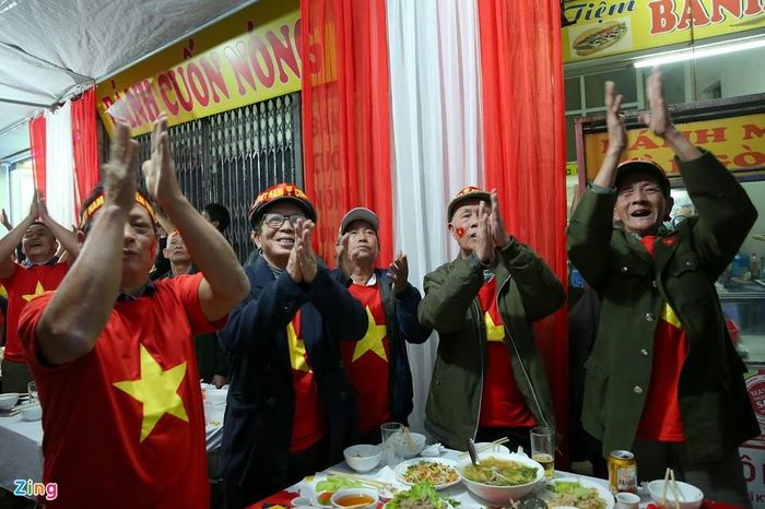 Mọi công tác được hoàn tất từ chiều. Gia đình chuẩn bị 14 mâm cỗ cùng 2 màn hình 45 inch để tiếp đón người hâm mộ. 