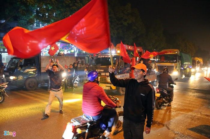 Sau trận đấu, nhiều CĐV đổ ra đường ăn mừng chiến thắng. Không khí tại xã Yên Viên, huyện Gia Lâm tối 10/12 như ngày hội với chiến tích của Hùng Dũng nói riêng cũng như đội tuyển U22 Việt Nam nói chung.