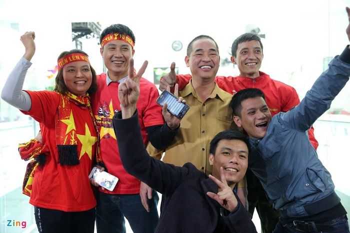 Nhiều CĐV ghé ngang qua đường cũng tranh thủ tạt vào chúc mừng, chụp hình cùng gia đình Hùng Dũng. Chia sẻ với phóng viên Zing.vn, ông Toàn cho biết dù rất mệt và đau lưng song khi nhìn thấy tấm huy chương vàng của cậu con trai, mọi mệt mỏi đều tan biến. Ông cũng hứa sẽ tặng vợ chồng Hùng Dũng chuyến du lịch Sapa đúng như những gì đã nói trước trận. 