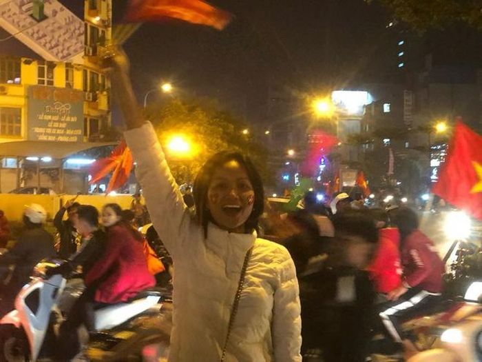 Hoa hậu H'Hen Niê ăn mặc giản dị, đi bão đêm cùng hàng vạn khán giả yêu bóng đá nước nhà. "Sau 60 năm chờ đợi, đây là lần đầu tiên đội bóng nam của U22 Việt Nam giành huy chương vàng SEA Games. Xin chúc mừng", người đẹp Ê Đê bộc bạch.