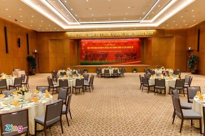 Không gian trong phòng tiệc, nơi diễn ra bữa cơm thân mật giữa Thủ tướng và các nhà vô địch SEA Games. Ảnh: Việt Hùng.