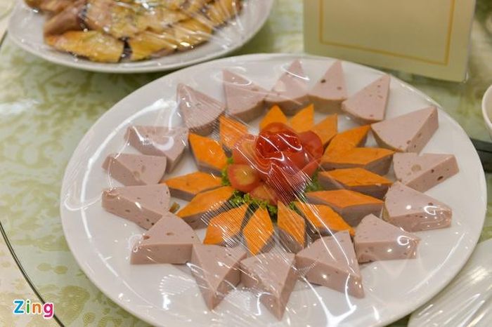 Giò lụa, chả quế sẽ khiến các cầu thủ của hai đội tuyển nhớ đến hương vị quê nhà. Ảnh: Việt Hùng.