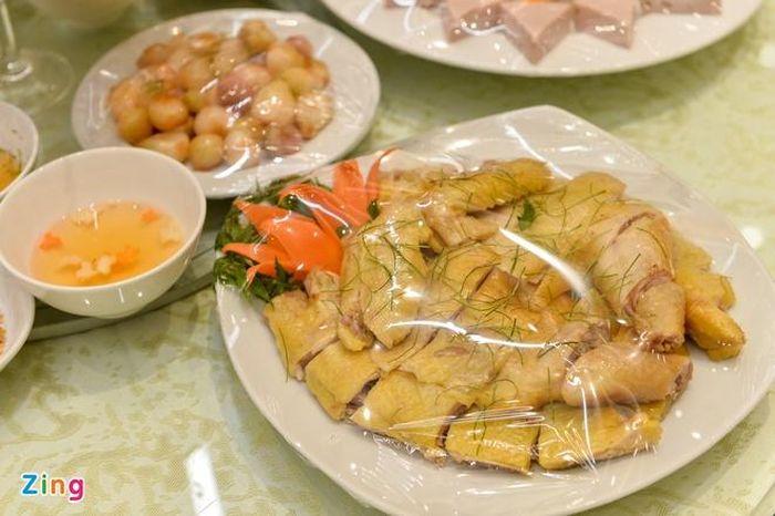 Thịt gà cũng là một món ăn có trong thực đơn. Ảnh: Việt Hùng.
