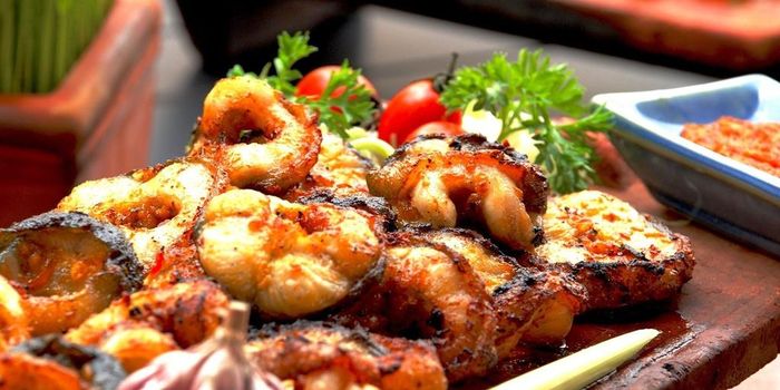 Món cá tầm nướng hứa hẹn cũng khiến nhiều tuyển thủ "nhìn thôi đã thấy thèm". Bên cạnh đó, các nhà vô địch của Việt Nam cũng sẽ được thưởng thức thịt nấu đông. Đây là món ăn đậm chất miền Bắc với nguyên liệu gồm chân giò, da lợn, gia vị và mộc nhĩ. Thịt sau khi được chế biến sẽ đem bỏ tủ lạnh để đông lại. Món "chuẩn" yêu cầu thịt mềm vừa tới, thơm mùi nấm, tiêu. Thịt đông không được quá cứng, cắt thành miếng dễ dàng nhưng phải đảm bảo không vữa. Ảnh minh họa: Shri.
