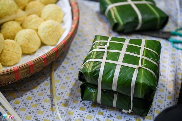 Dù chưa đến Tết, các cầu thủ U22 cũng đã được nếm hương vị của bánh chưng, dưa hành. Đây có thể xem như "combo" nghe thôi đã thấy Tết. Hai món này cũng có sự giao hòa đặc biệt. Bánh chưng giàu năng lượng nhưng thiếu chất xơ, ăn rất dễ ngấy. Dưa hành không chỉ bổ sung chất xơ, hương chua cay của nó còn có tác dụng làm dậy vị những món ăn kèm. Ảnh minh họa: Quỳnh Trang.