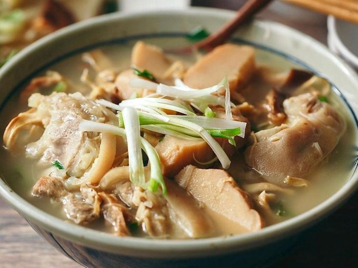 Canh măng sườn cũng nằm trong danh sách món chính mà Thủ tướng thết đãi các nhà vô địch. Một bát canh măng nóng hổi là sự lựa chọn không thể phù hợp hơn trong những ngày Hà Nội vào đông. Ngoài ra, các món khác cũng hấp dẫn không kém trong thực đơn chính có thể kể đến như miến nấu lòng gà, cơm tám, chả quế, giò lụa. Món tráng miệng được chọn là bưởi da xanh. Ảnh minh họa: Carftlog.