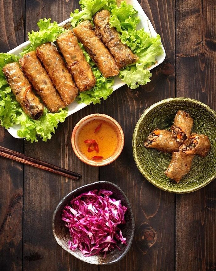 Nem rán cũng nằm trong danh sách món khai vị. Đây là một món ăn không thể thiếu trong những mâm cỗ miền Bắc. Người làm nem rán phải sở hữu đôi bàn tay khéo léo vì có quá nhiều loại nhân bên trong như thịt lợn, miến dong, mộc nhĩ, nấm, su hào. Nếu không cẩn thận khi cuốn, sản phẩm sẽ thiếu mỹ quan, gây mất thiện cảm. Nem cuốn dày dễ gây ngấy. Trong khi đó, nem cuốn quá mỏng lại khiến người ăn không cảm được hết tinh túy bên trong. Ảnh minh họa: Banhbao_bingo.