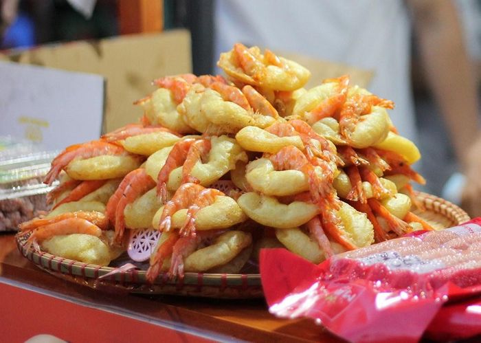 Ở tiệc khai vị, các tuyển thủ U22 Việt Nam sẽ được chiêu đãi bánh tôm, một đặc sản nổi tiếng của Hà Nội. Đài CNN của Mỹ từng làm riêng về điểm bán bánh tôm ngon nức tiếng Hà Nội trong chương trình Destination. Bánh tôm được làm không quá cầu kỳ với thành phần chính là tôm nước ngọt, bột và trứng. Người làm cần chiên ngập dầu để bánh chín đều, giòn rụm. Người dân thủ đô có thể ăn bánh tôm vào mọi thời điểm nhưng nhiều nhất là dịp Tết Nguyên đán, khi đi lễ ở phủ Tây Hồ. Ảnh minh họa: Đông Phương.
