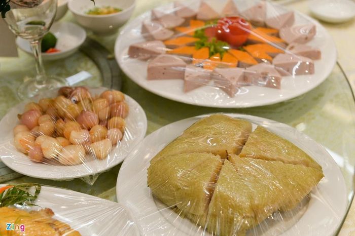 Bữa tiệc chiêu đãi của Thủ tướng Nguyễn Xuân Phúc dành cho các đội tuyển bóng đá vô địch SEA Games 30 là những món ăn đặc trưng của dân tộc với bánh chưng, dưa hành, giò lụa... Tiết lộ với Zing.vn, một nguồn tin cho hay Thủ tướng muốn chuẩn bị những món ăn truyền thống vì nghĩ các nhà vô địch SEA Games đã có thời gian thi đấu xa nhà khá dài, chắc hẳn sẽ rất nhớ các món quen thuộc. Ảnh: Việt Hùng.