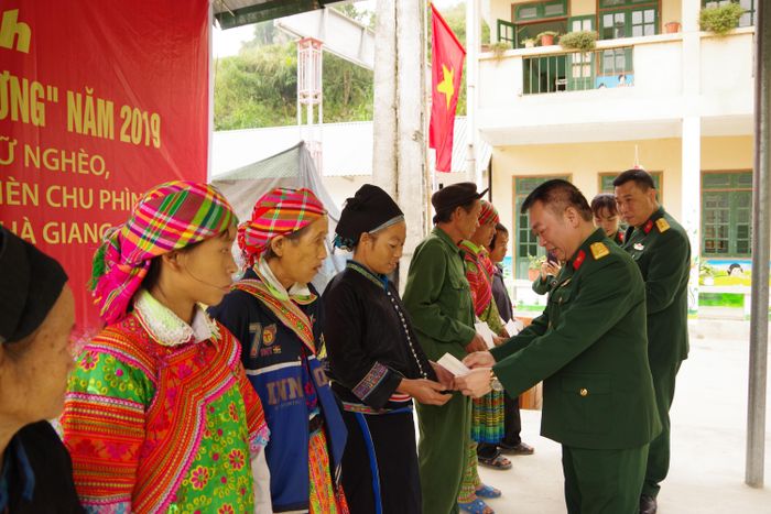 Đại diện Bộ tư lệnh Đặc công trao quà tặng chị em phụ nữ và các hộ gia đình khó khăn của xã.