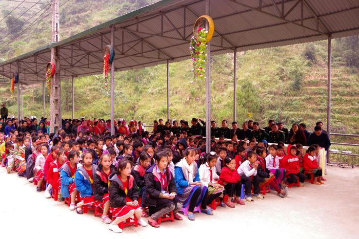 Các học sinh của xã Thèn Chu Phìn biểu diễn tại chương trình "Đồng hành với phụ nữ biên cương".