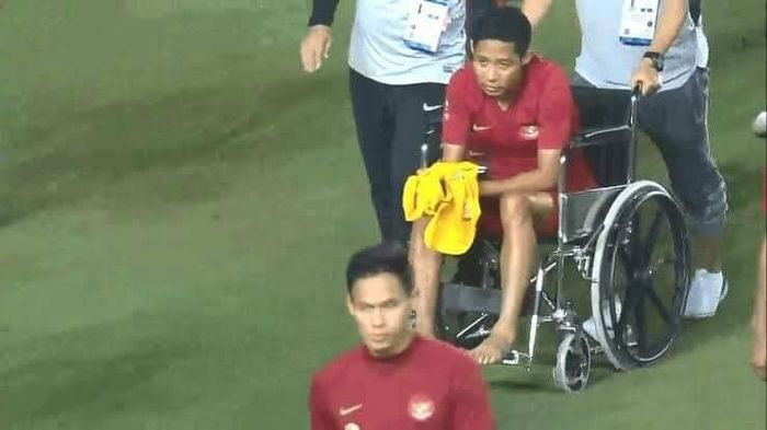 Kết thúc trận đấu, Đoàn Văn Hậu đã tới tận nơi hỏi thăm và gửi lời xin lỗi tới Evans Dimas. Cầu thủ người Indonesia cũng cho biết trên sân cỏ việc va chạm và chấn thương là không tránh khỏi.