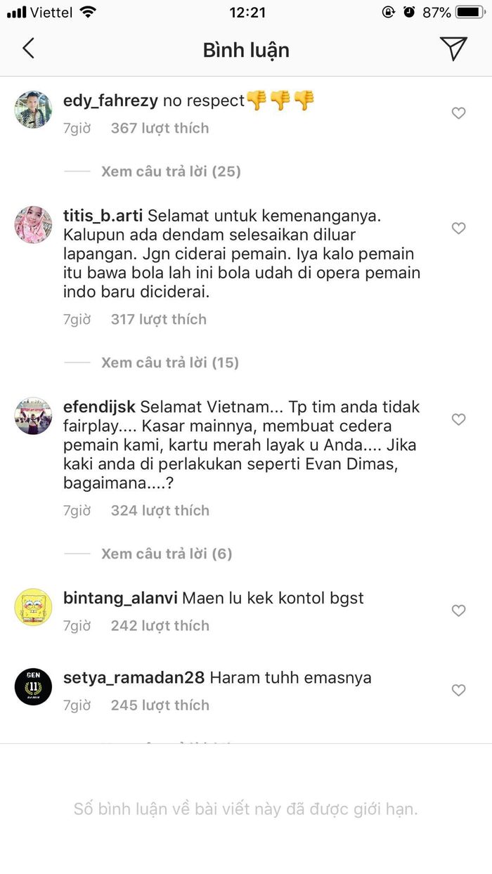 Không chỉ trên Facebook, Instagram của cầu thủ Văn Hậu cũng bị tấn công. Người hâm mộ Indonesia cho rằng, hậu vệ Thái Bình đã cố tình ra đòn triệt hạ đối với Evans Dimas khiến cầu thủ này chấn thương buộc phải rời sân.