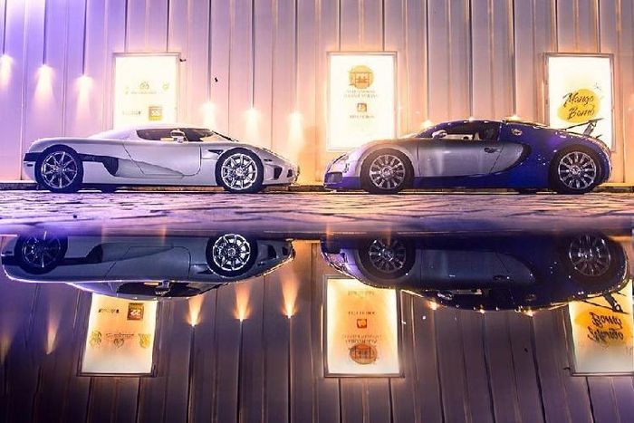 Động cơ đồng hành cùng hộp số sàn 6 cấp cùng hệ dẫn động cầu sau giúp Koenigsegg CCX tăng tốc từ vị trí xuất phát 100 km/h trong thời gian dưới 3 giây trước khi đạt vận tốc tối đa 402 km/h.