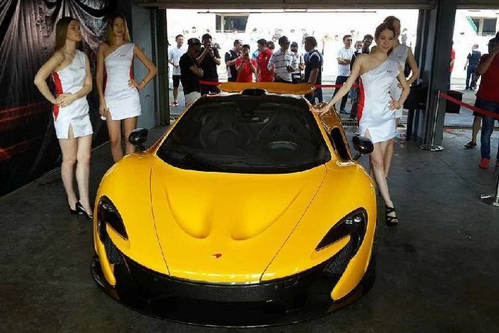 McLaren P1 sở hữu động cơ V8, dung tích 3,8 lít, tăng áp kép, sản sinh công suất tối đa 727 mã lực và mô-men xoắn cực đại 719 Nm. Bên cạnh đó, siêu xe triệu đô còn được trang bị thêm mô-tơ điện với công suất tối đa 176 mã lực và mô-men xoắn cực đại 260 Nm.