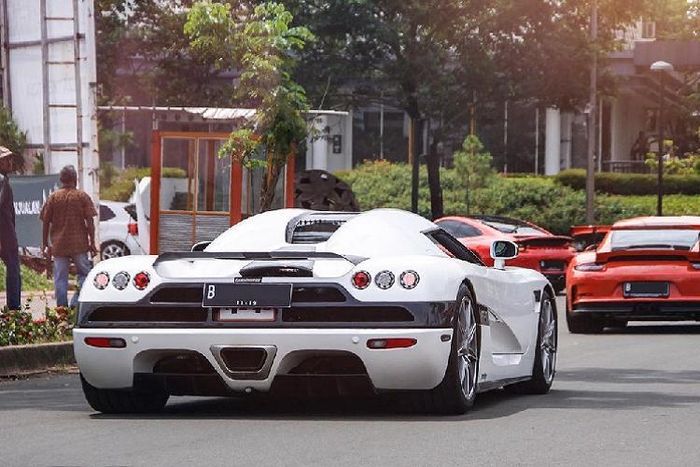 Chiếc Koenigsegg CCX xuất hiện tại Jakarta, thủ đô Indonesia có ngoại thất màu trắng đi kèm với nhiều chi tiết bằng sợi carbon mang đến ngoại hình ấn tượng cho siêu xe đến từ Thụy Điển. Siêu phẩm Koenigsegg CCX được trang bị động cơ V8, siêu nạp, dung tích 4,7 lít, sản sinh công suất tối đa 800 mã lực.