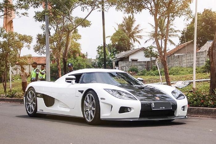 3 chiếc xe còn lại đều là những cái tên nổi bật như McLaren P1, Ferrari LaFerrari hay Koenigsegg CCX vẫn chưa xuất hiện ở Việt Nam. Trong số 4 chiếc siêu xe đắt đỏ của các đại gia Indonesia, chiếc xe Koenigsegg CCX và Ferrari Enzo được nhìn thấy lăn bánh trên đường phố khá thường xuyên. Còn McLaren P1 và Ferrari LaFerrari vẫn là một ẩn số.