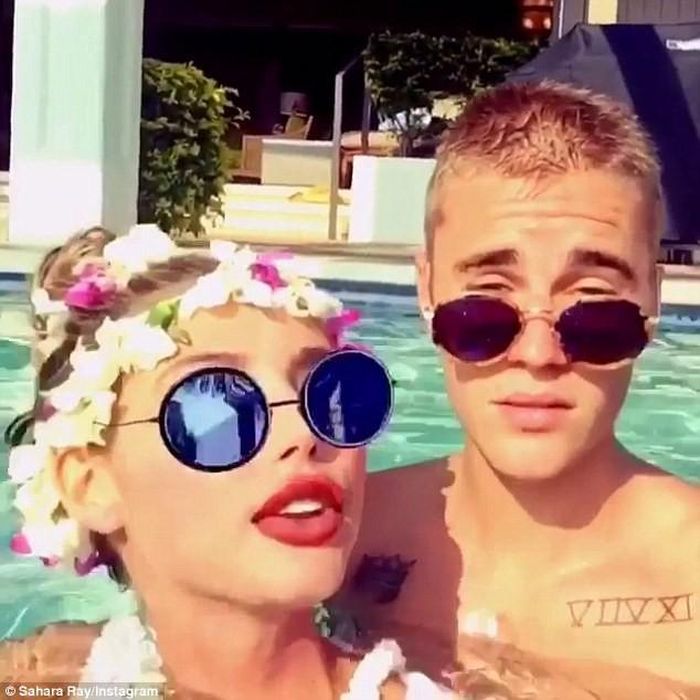 Bên cạnh đó, cô cũng có thời gian quan hệ "mập mờ" với ngôi sao ca nhạc Justin Bieber. Tuy nhiên, chuyện tình này kéo dài không lâu.