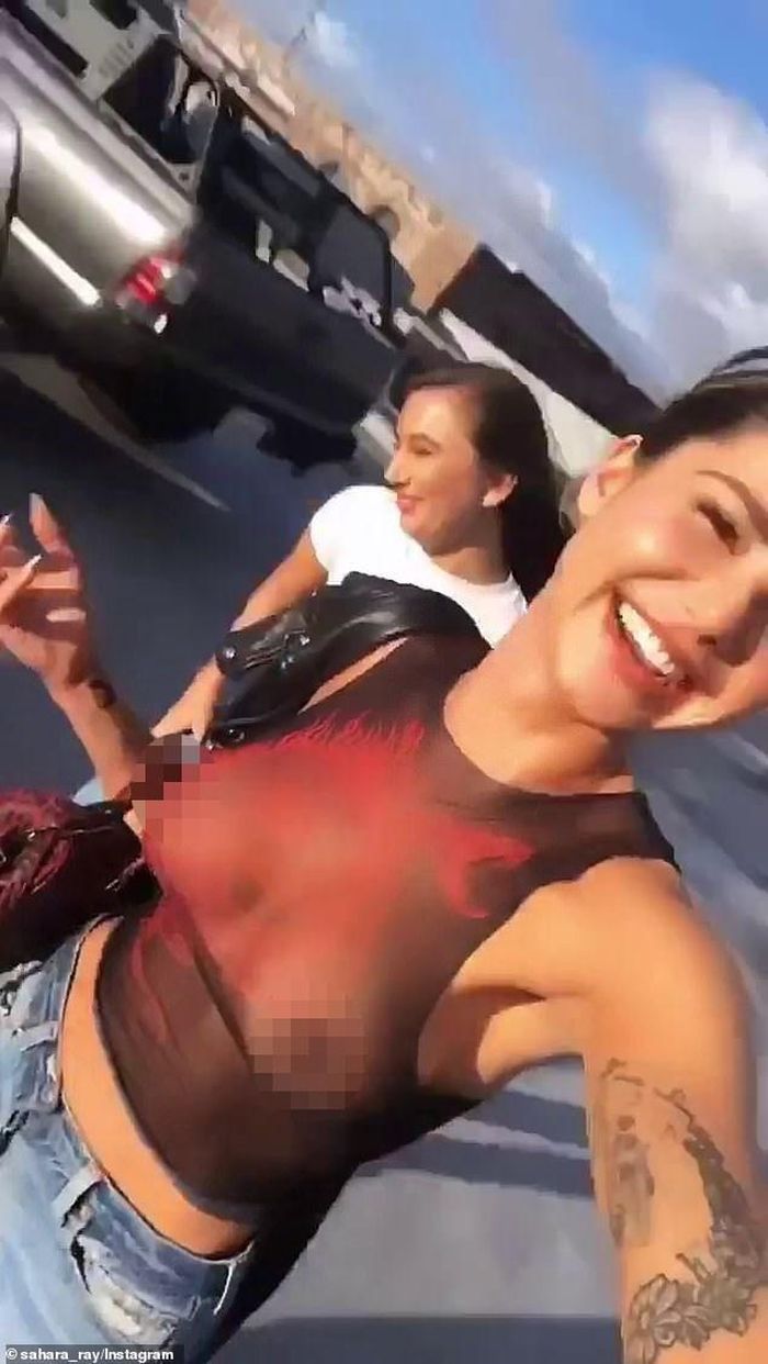 Trong video mới được chia sẻ trên Instagram Story, Sahara Ray đùa giỡn với cô bạn tại bãi đỗ xe. Đáng chú ý, người mẫu 9x mặc áo crop-top mỏng tang, lộ trọn vẹn vòng một gây sốc.