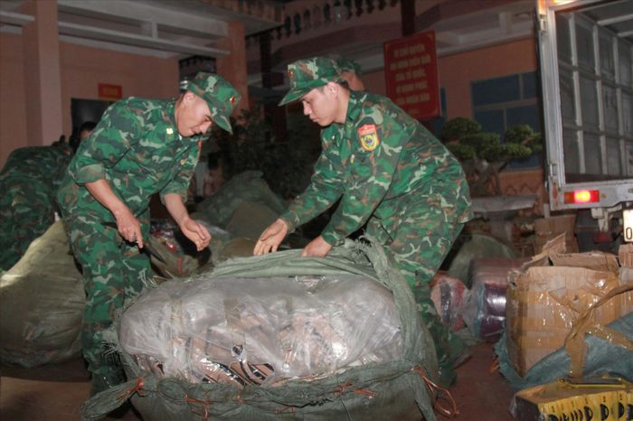 Lực lượng BP Cốc Nam bắt giữ hàng nhập lậu. Ảnh: Duy Chiến