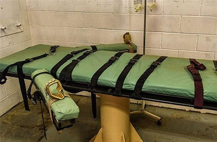  3. Richard Zeitvogel đã dành 22 năm cuộc đời trong nhiều nhà tù ở Missouri, Mỹ trong tổng số 40 năm sống do phạm nhiều tội danh khác nhau trong đó có tội cướp có vũ trang đến phạm tội cưỡng hiếp. Với những tội ác đã gây ra, y đã vào tù lần đầu tiên khi 18 tuổi. Sau đó, do giết hại bạn tù đầu tiên nên phải nhận mức án tù chung thân. Zeitvogel bị phán án tử hình do giết người bạn tù thứ hai.