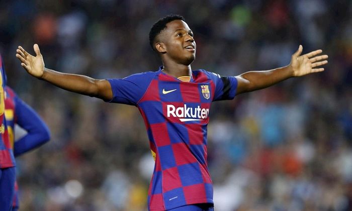 Ngôi sao 17 tuổi của Barca Ansu Fati 17 tuổi 40 ngày đi vào lịch sử với tư cách cầu thủ trẻ nhất ghi bàn tại Champions League khi ấn định chiến thắng 2-1 trên sân Inter