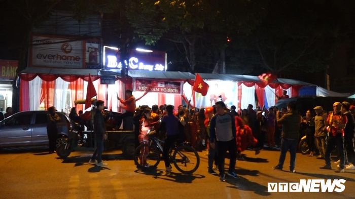 Sau trận đấu, cổ động viên tập trung trước nhà Hùng Dũng ăn mừng chiến thắng.