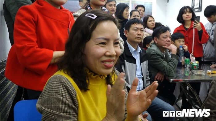 Mẹ cầu thủ Đỗ Hùng Dũng.