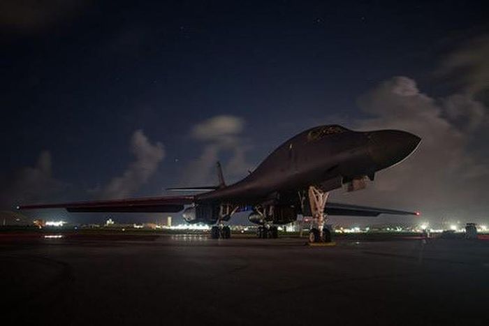  B-1B Lancer có chiều dài 44,5 m, cao 10,4 m, với sải cánh 24 m khi cụp và 42 m khi xòe. 