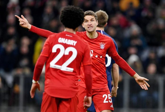 Coman dính chấn thương, Thomas Mueller được trao cơ hội. Cầu thủ người Đức không mất nhiều thời gian để ghi dấu với bàn thắng nâng tỷ số lên 2-1 cho Bayern ở phút cuối cùng hiệp một.