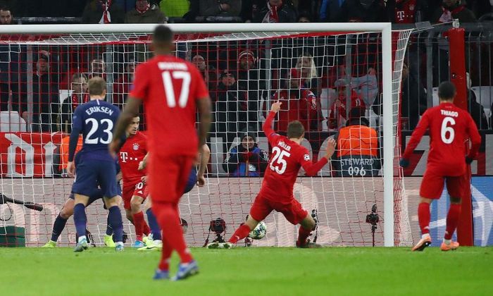 Cú dứt điểm của Alphonse Davies đưa bóng đi dội cột rồi tìm đến đúng vị trí của Mueller. Số 25 nhanh chân đệm lòng ở cự ly gần tung lưới đội khách Tottenham.