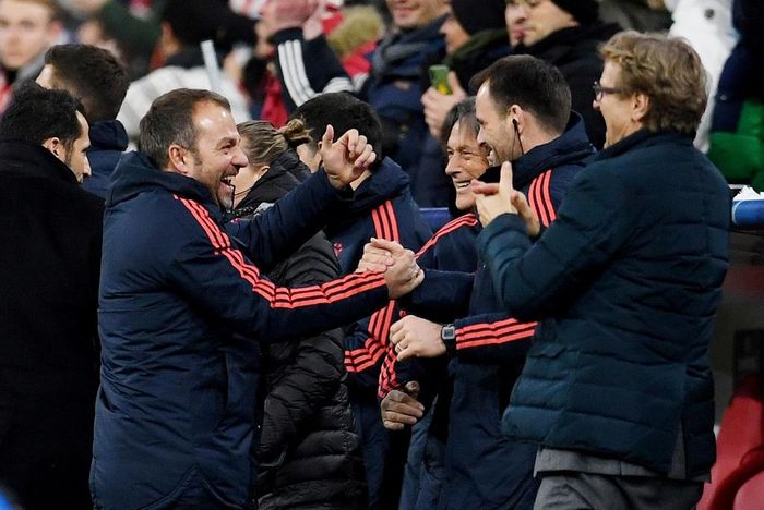 Niềm vui của ban huấn luyện Bayern sau khi chứng kiến Coutinho ghi bàn đẹp mắt.