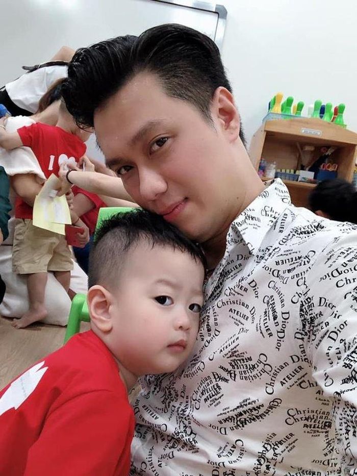  Việt Anh và con trai thứ hai. 