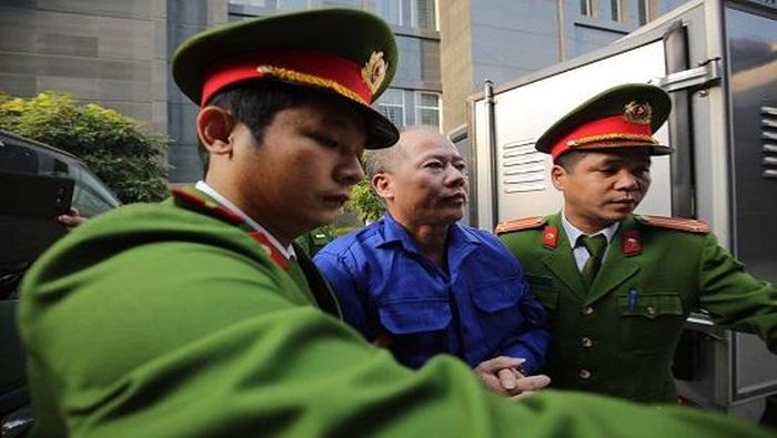  Vẻ mặt điềm tĩnh của bị cáo Đông khi được dẫn giải tới phòng xử