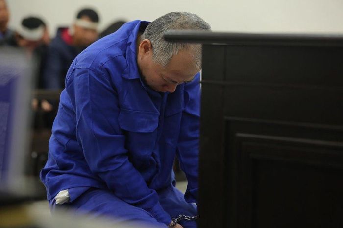 Bị cáo Đông cúi gằm tỏ vẻ hối hận trước tội lỗi tày đình hắn đã gây ra