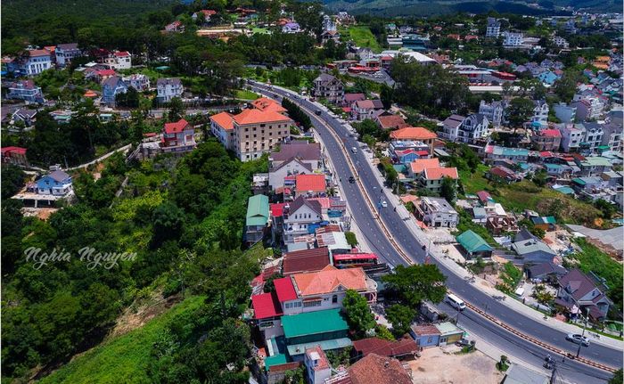 Đường phố Đà Lạt đã được mở rộng hơn nhiều so với trước nhưng vẫn luôn đông đúc. Ảnh: Nghĩa Nguyễn
