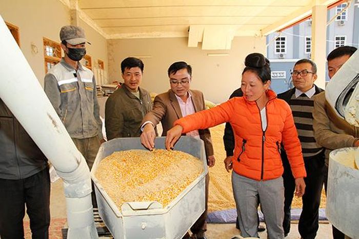 Các học viên tham quan xưởng chế biến thức ăn nuôi gà thảo dược tại Trung tâm Dạy nghề và Hỗ trợ nông dân tỉnh.
