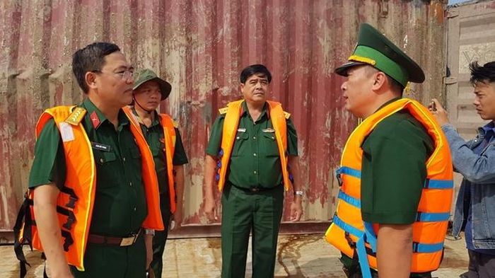 Đại tá Đặng Đức Phong Đại tá Đặng Đức Phong, Phó Trưởng phòng ứng phó sự cố tràn dầu, Văn phòng Ủy ban ứng phó thiên tai và tìm kiếm cứu nạn Quốc gia đang khảo sát công tác cứu hộ 