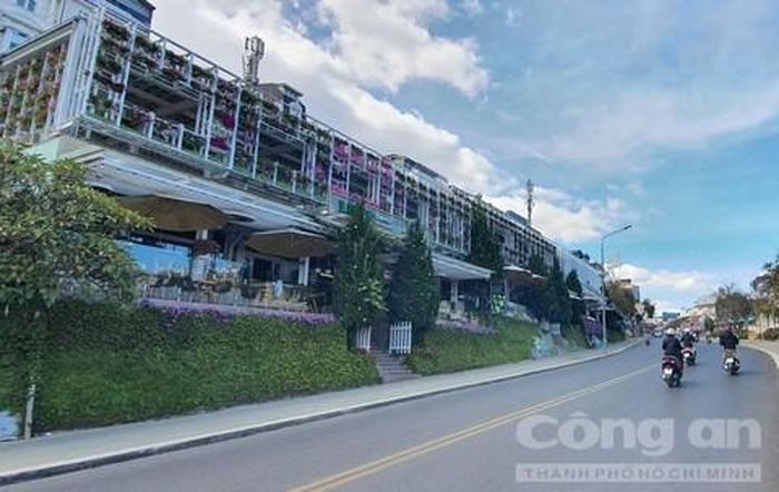 Dãy quán cà phê Nguyễn Chí Thanh trưng bày hoa làm đẹp tuyến phố
